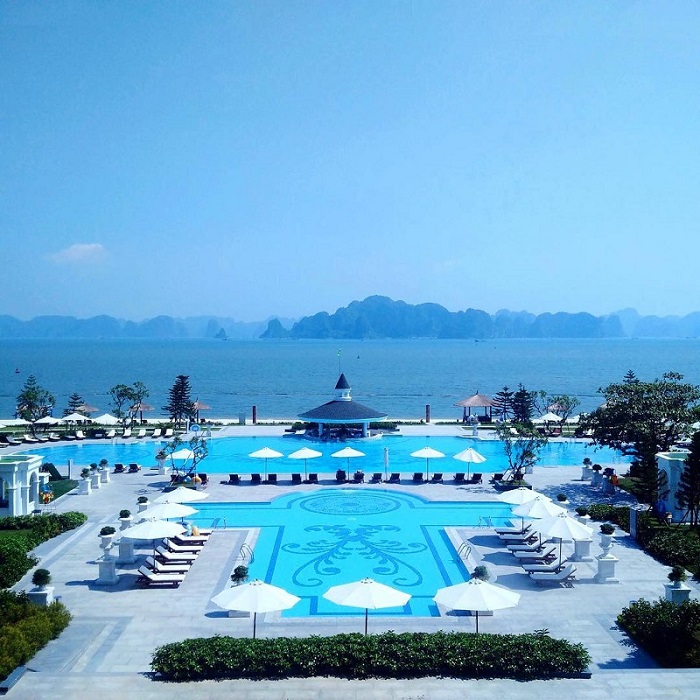 Bể bơi khách sạn tại Bãi Cháy Vinpearl Halong Resort